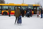 Stół wigilijny z opłatkiem i ciastem w autobusie