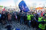 Spalona flaga UE na proteście w Marianowie