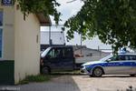 Samochód wjechał w sklep, kierowca uciekł