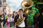 Teatralna wystawa i "Flower Power" na Walizce
