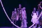 Pokaz mody z wody i pereł jak spektakl w teatrze