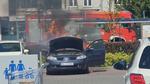 Renault w płomieniach na parkingu sklepowym | xlomza.pl