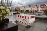 Ktoś zniszczył 9 płyt z granitu przy nowej fontannie