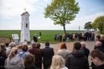 Przez lata stała zapomniana w polu. "Ochrzczona" Kapliczka z Mikołajek wróciła do swojej misji