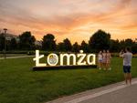 Nowy napis świetlny "Zasmakuj w Łomży" stanie w Parku Jana Pawła | xlomza.pl