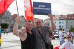 Kilkadziesiąt osób przeciw paktowi migracyjnemu