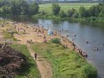 Setki ludzi odwiedzają naszą plażę nad Narwią