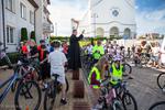 Wakacje kończą rodzinnie. Rowerami z parafii Krzyża Świętego do Jednaczewa